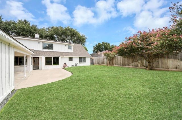 7631 Burning Hills Drive, Houston, TX 77071