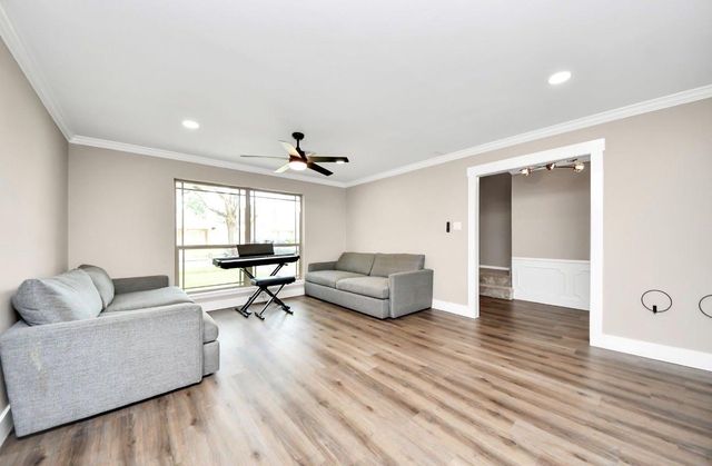7631 Burning Hills Drive, Houston, TX 77071