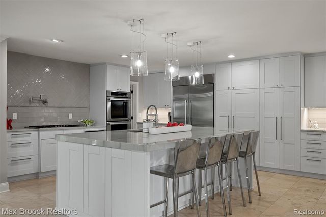 5190 Clarendon Crest Street, Bloomfield Hills, MI 48302