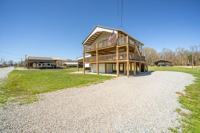 1082 WC Pickett, Clifton, TN 38425