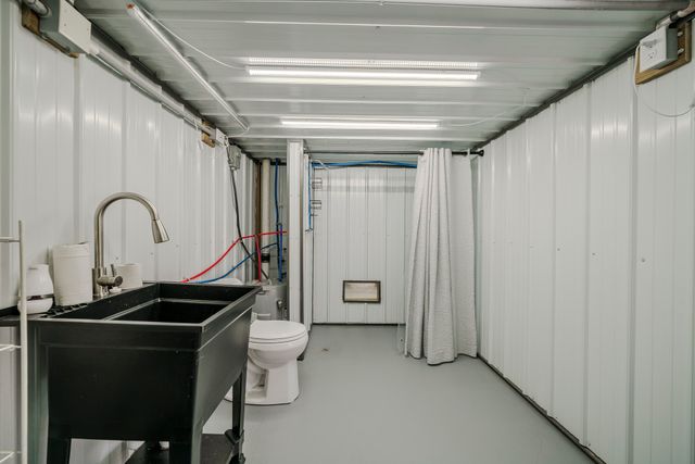 1082 WC Pickett, Clifton, TN 38425