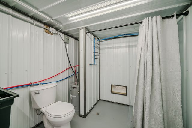 1082 WC Pickett, Clifton, TN 38425