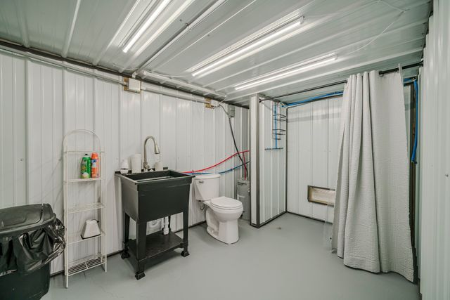 1082 WC Pickett, Clifton, TN 38425