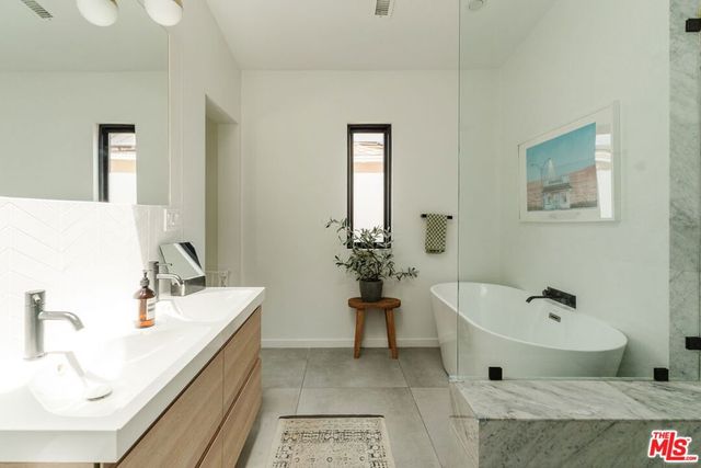 4507 10th Avenue, Los Angeles, CA 90043