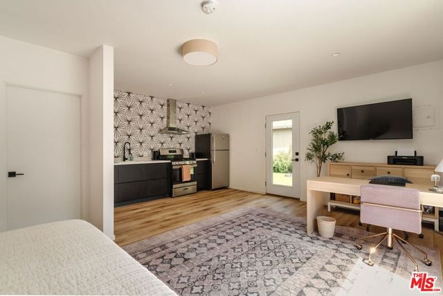 4507 10th Avenue, Los Angeles, CA 90043