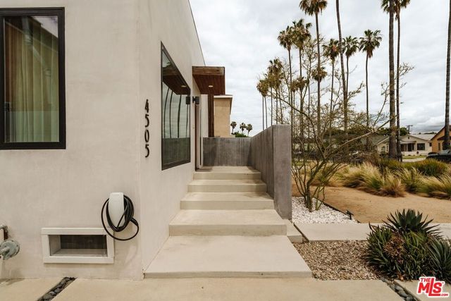 4507 10th Avenue, Los Angeles, CA 90043
