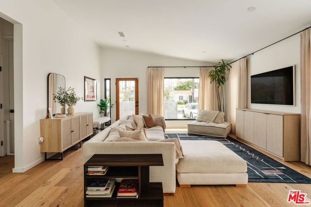 4507 10th Avenue, Los Angeles, CA 90043
