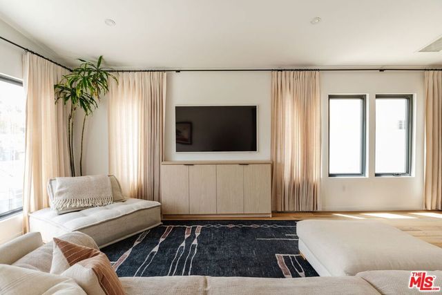 4507 10th Avenue, Los Angeles, CA 90043