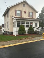 215 Cherry Ave, Houston, PA 15342