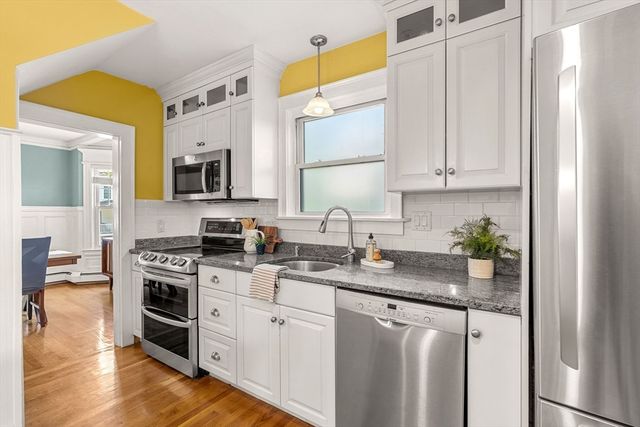 62 Parkview Ave, Lowell, MA 01852