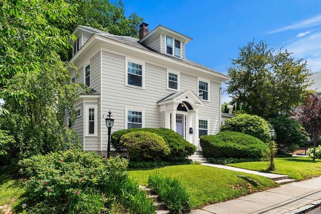 62 Parkview Ave, Lowell, MA 01852