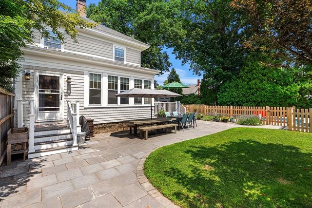 62 Parkview Ave, Lowell, MA 01852