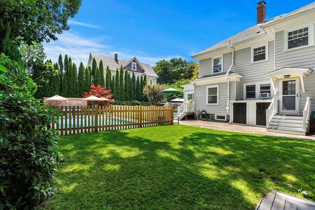 62 Parkview Ave, Lowell, MA 01852