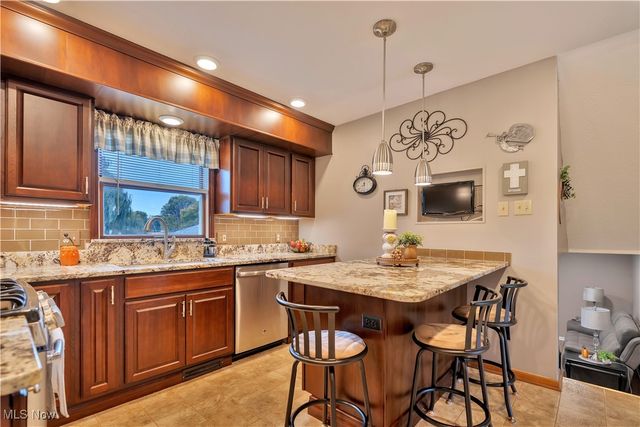 1702 Gulf Street NW, Uniontown, OH 44685