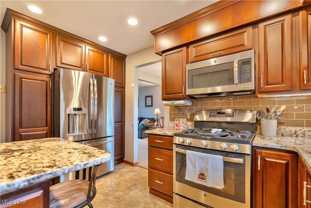 1702 Gulf Street NW, Uniontown, OH 44685