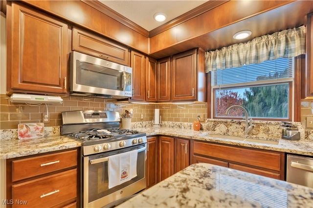 1702 Gulf Street NW, Uniontown, OH 44685