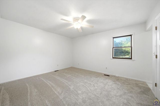 4935 SE Tecumseh RD, Berryton, KS 66409