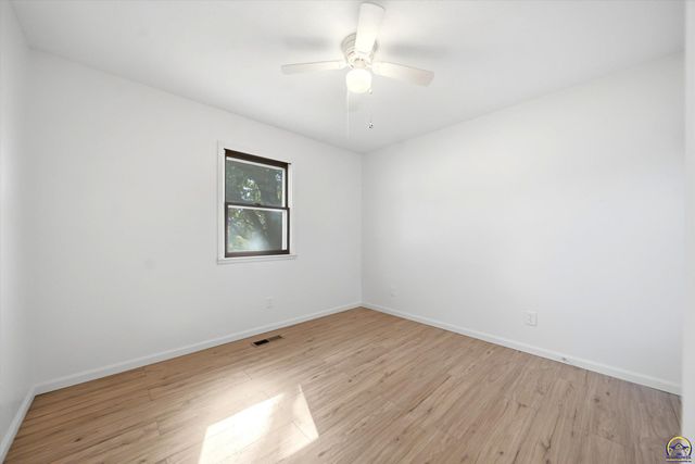 4935 SE Tecumseh RD, Berryton, KS 66409