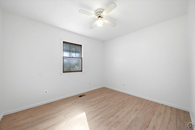 4935 SE Tecumseh RD, Berryton, KS 66409