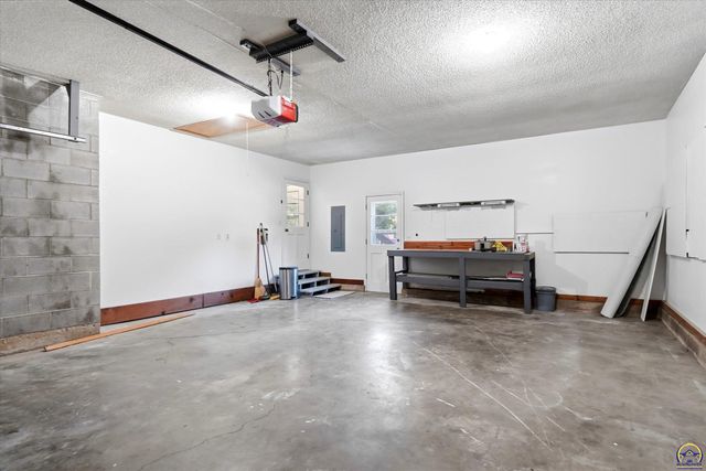 4935 SE Tecumseh RD, Berryton, KS 66409