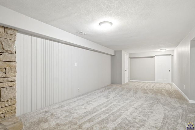 4935 SE Tecumseh RD, Berryton, KS 66409