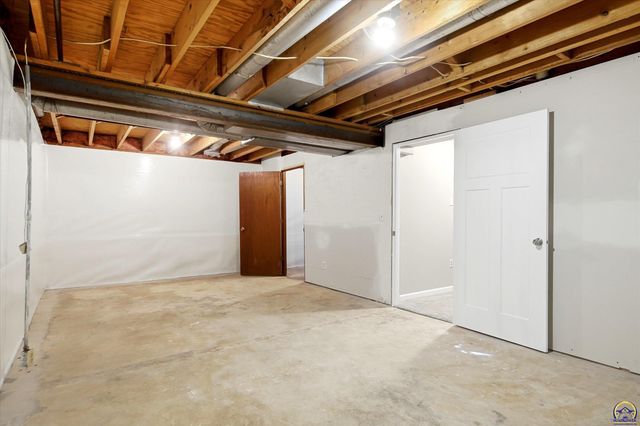4935 SE Tecumseh RD, Berryton, KS 66409