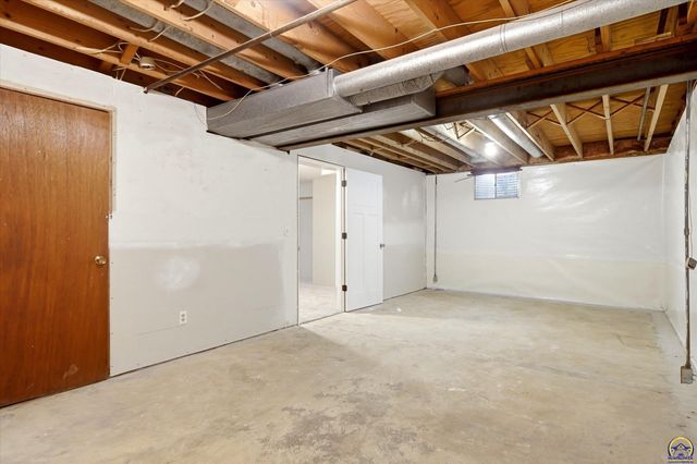 4935 SE Tecumseh RD, Berryton, KS 66409