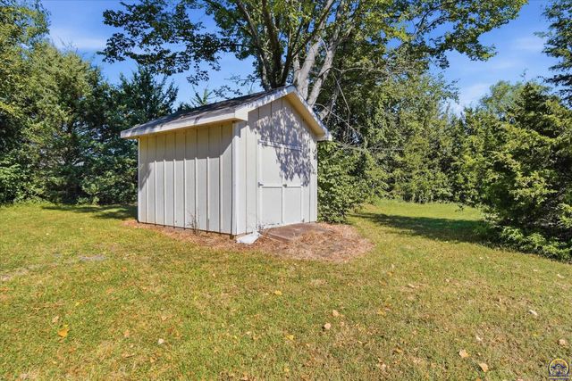 4935 SE Tecumseh RD, Berryton, KS 66409