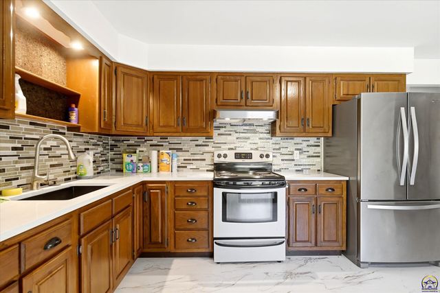 4935 SE Tecumseh RD, Berryton, KS 66409