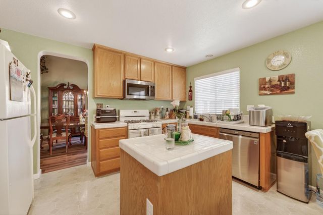 1024 Mabel Josephine Ct, Tracy, CA 95377