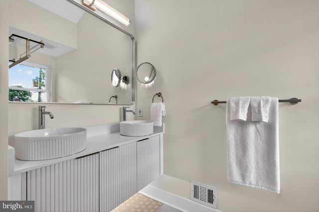 8214 LAUREL DR, Parkville, MD 21234
