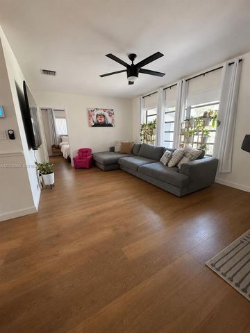 11 Redwood Circle, Plantation, FL 33317