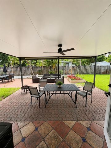 11 Redwood Circle, Plantation, FL 33317