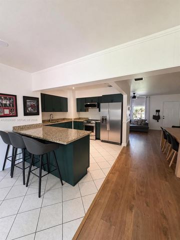 11 Redwood Circle, Plantation, FL 33317