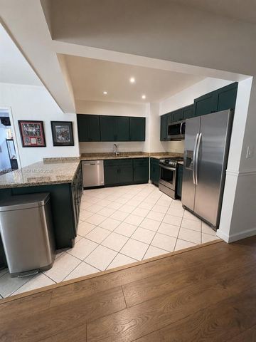 11 Redwood Circle, Plantation, FL 33317