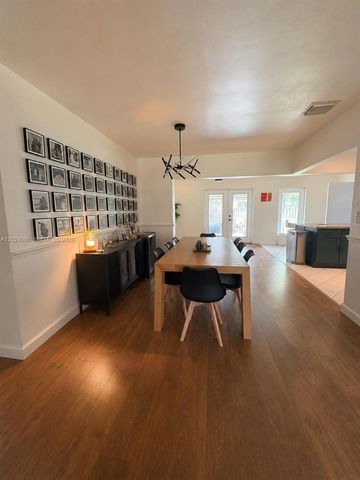 11 Redwood Circle, Plantation, FL 33317