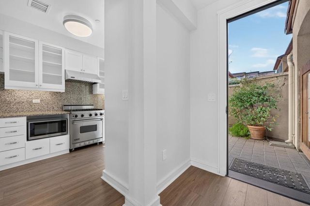 356 Santana Row 305, San Jose, CA 95128