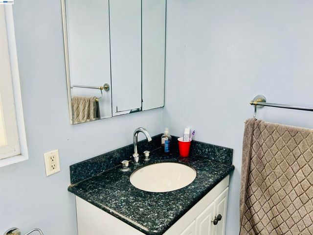 3308 Loma Vista Way, Oakland, CA 94619
