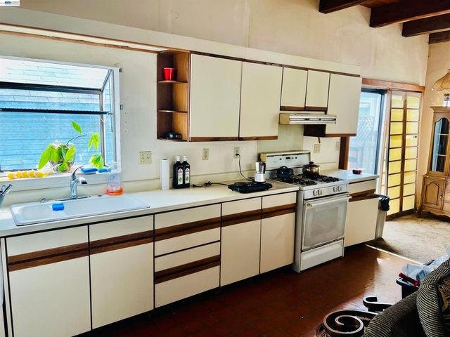 3308 Loma Vista Way, Oakland, CA 94619