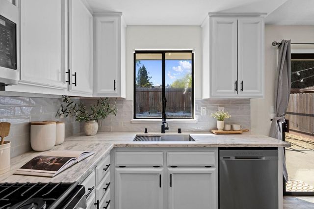 912 Portside Cir, Roseville, CA 95678