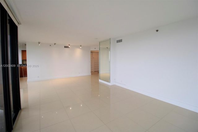 20185 E Country Club Dr 1105, Aventura, FL 33180