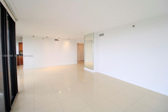 20185 E Country Club Dr 1105, Aventura, FL 33180