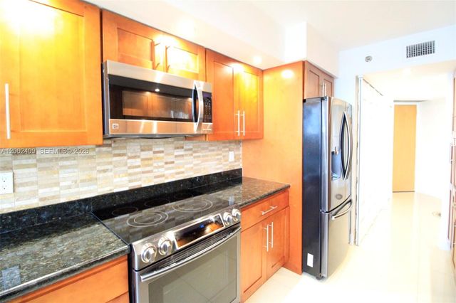 20185 E Country Club Dr 1105, Aventura, FL 33180