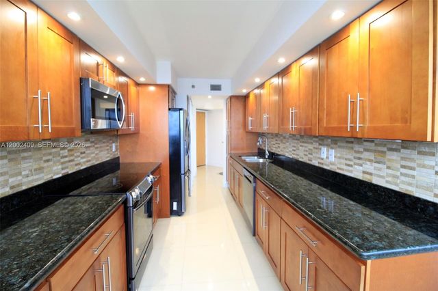 20185 E Country Club Dr 1105, Aventura, FL 33180