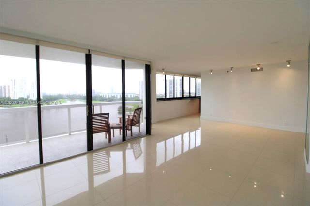 20185 E Country Club Dr 1105, Aventura, FL 33180