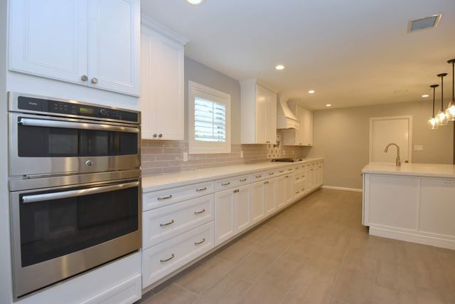 10802 Meadow Lake Lane, Houston, TX 77042