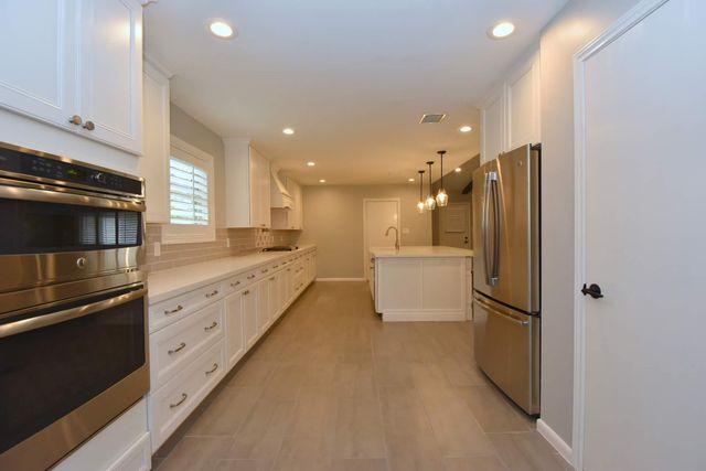 10802 Meadow Lake Lane, Houston, TX 77042