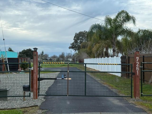 7261 Dry Creek Rd, Rio Linda, CA 95673