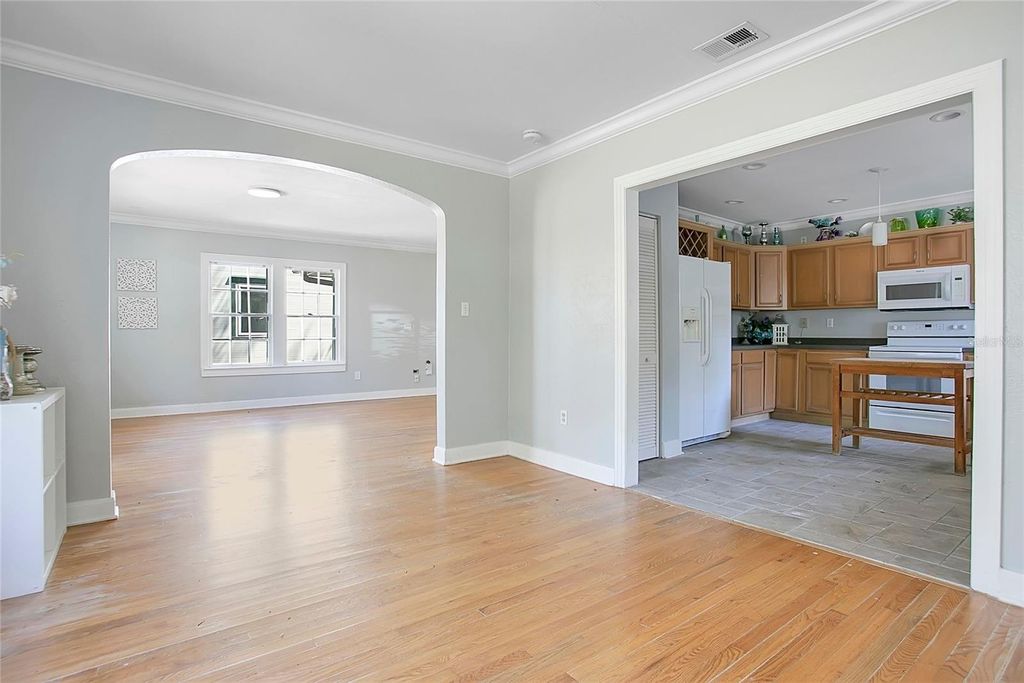 Image 11 of property listing at 1610 E JEFFERSON STREET, Orlando, FL 32803