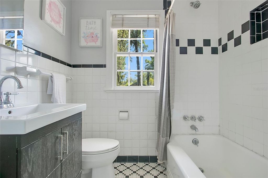 Image 20 of property listing at 1610 E JEFFERSON STREET, Orlando, FL 32803